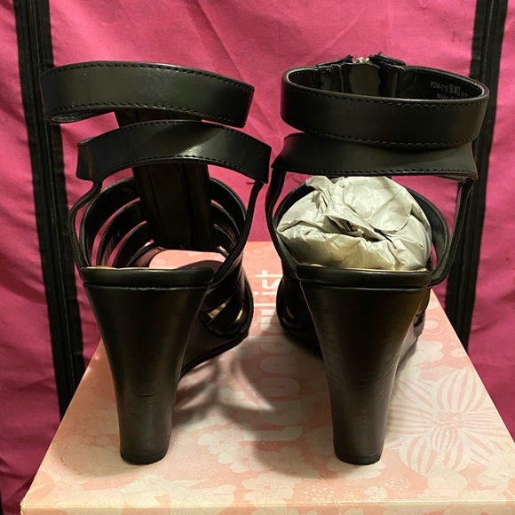 Laundry List Wedges - Picture 3 of 3